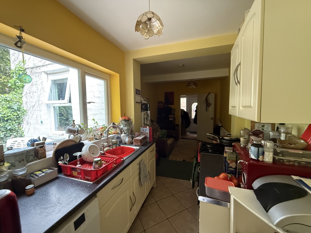 Lot: 146 - FREEHOLD HOUSE FOR INVESTMENT - Fitted kitchen